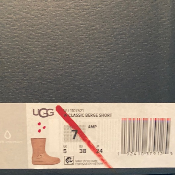 UGG Classic Berge Short Sheepskin Waterproof Boot - Picture 8 of 8